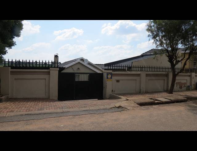 3 BEDROOM FREEHOLD FOR SALE IN KAGISO